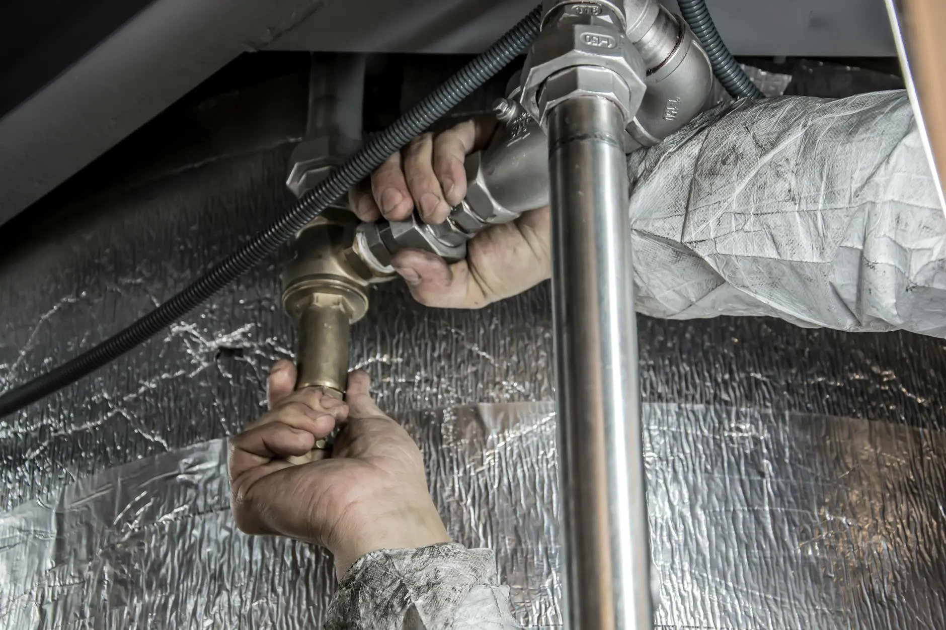 Loodgieter aan het werk met buisgereedschap